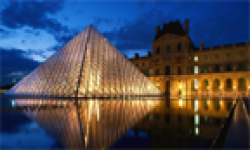 Pyramide du Louvre head